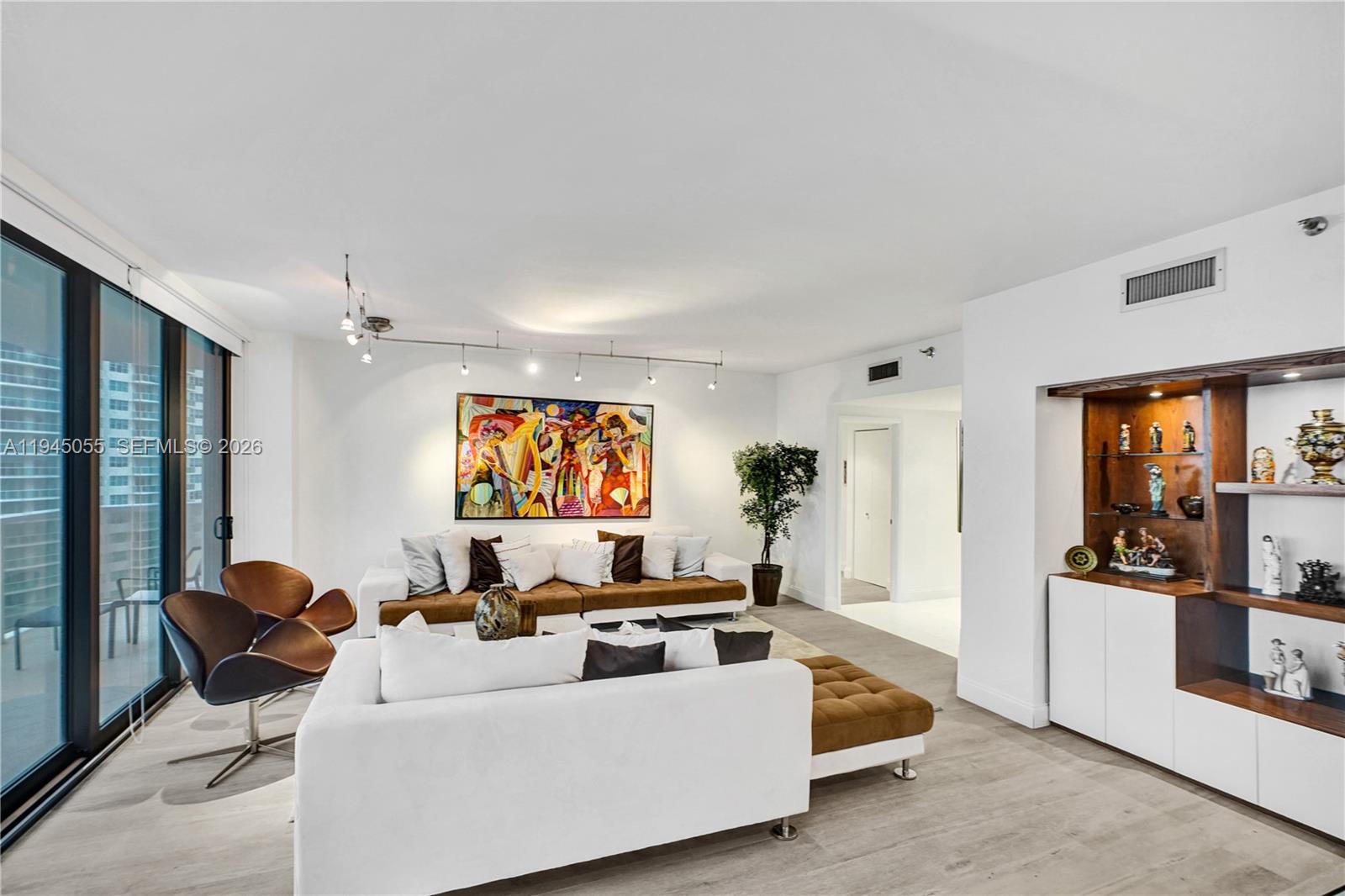 image Hamptons West25