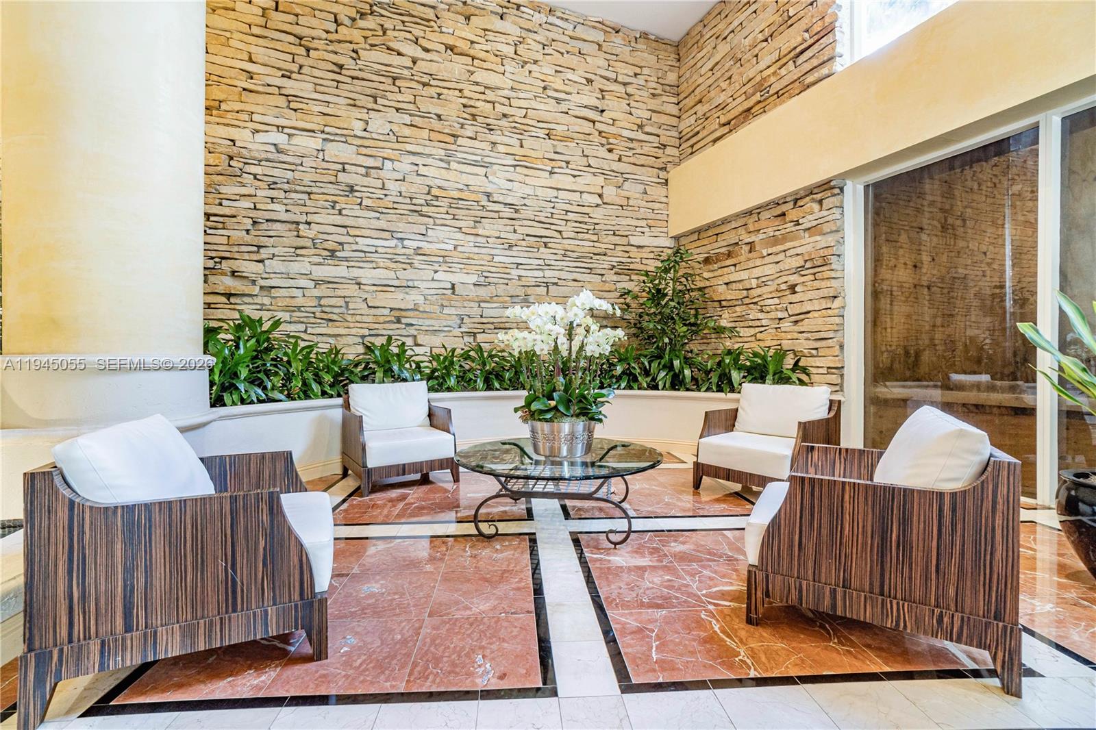 image Hamptons West44