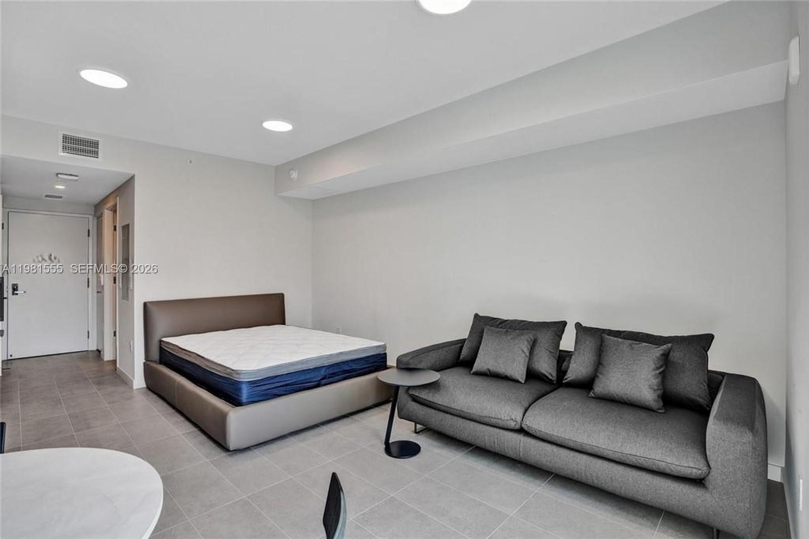 121 NE 5th St #801B Miami, FL 33132