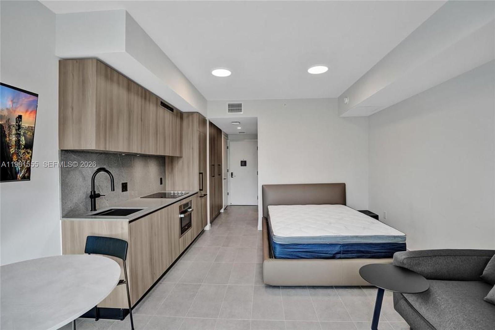 121 NE 5th St #801B Miami, FL 33132