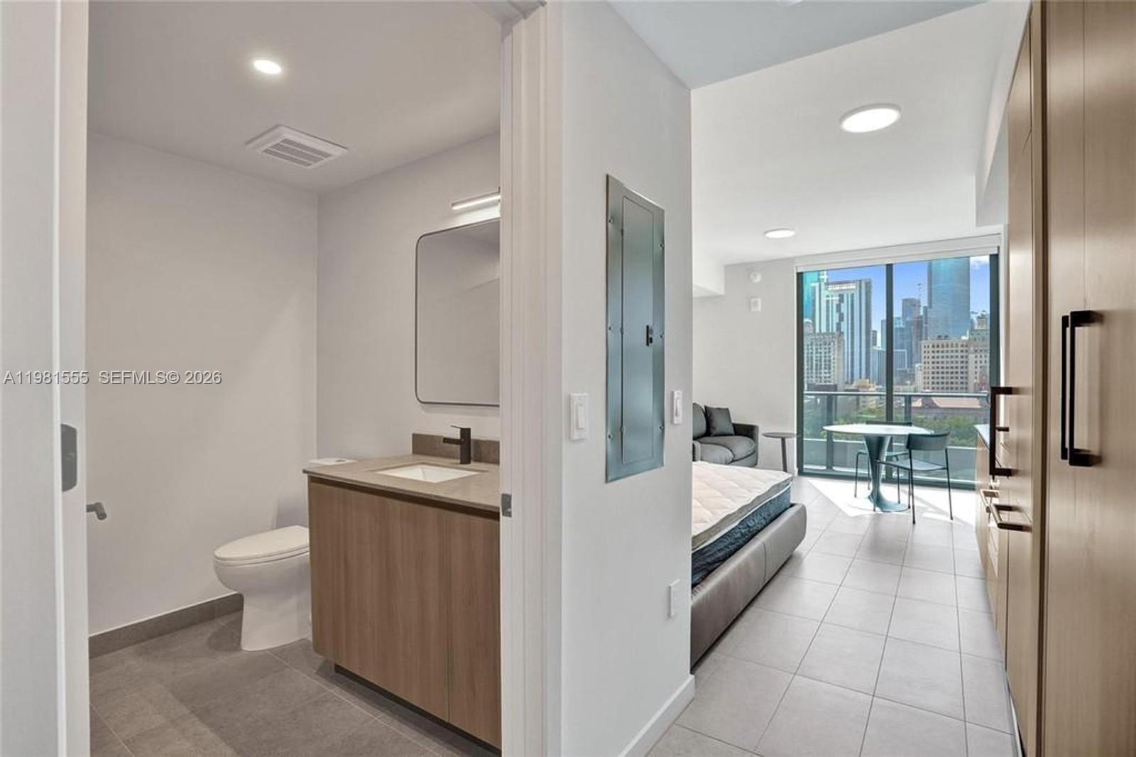 121 NE 5th St #801B Miami, FL 33132