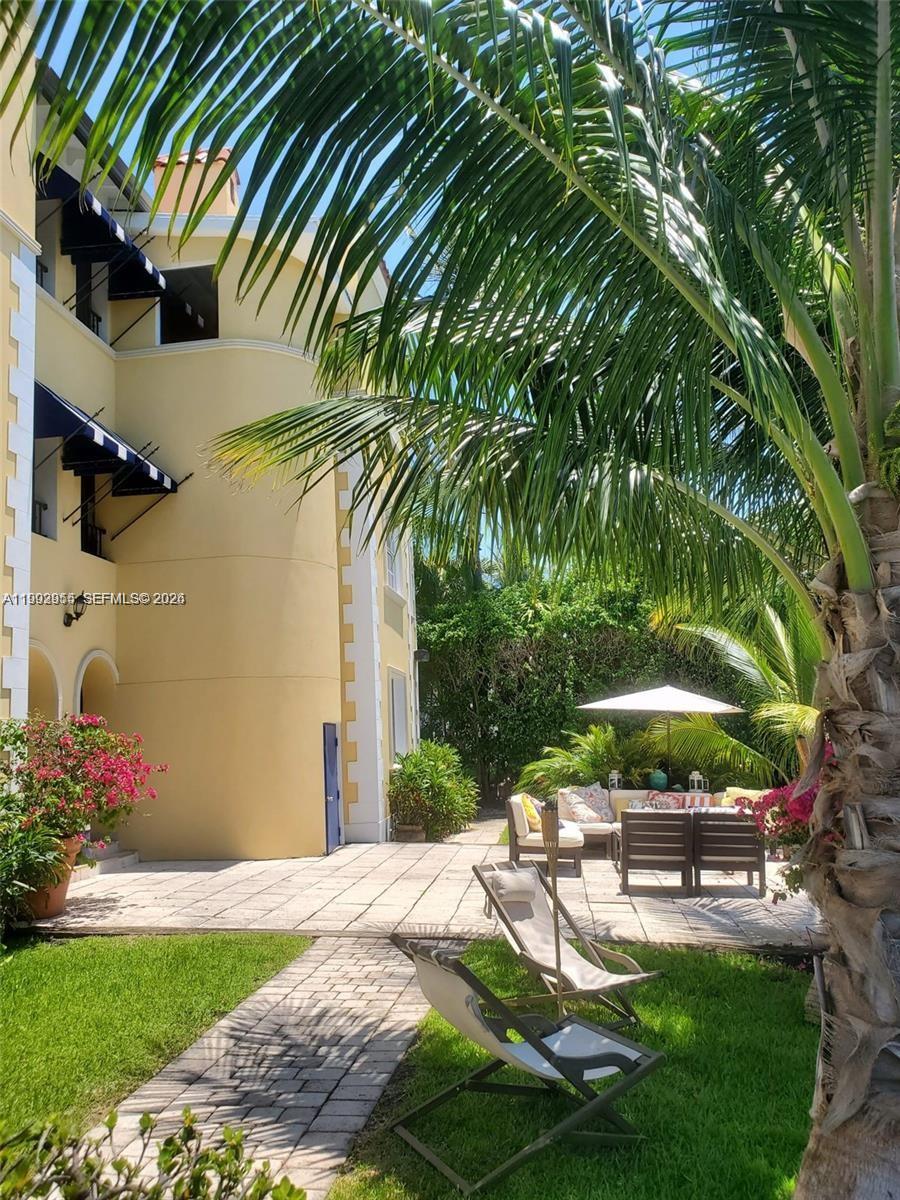 4812 Pine Tree Dr #201 Miami Beach, FL 33140