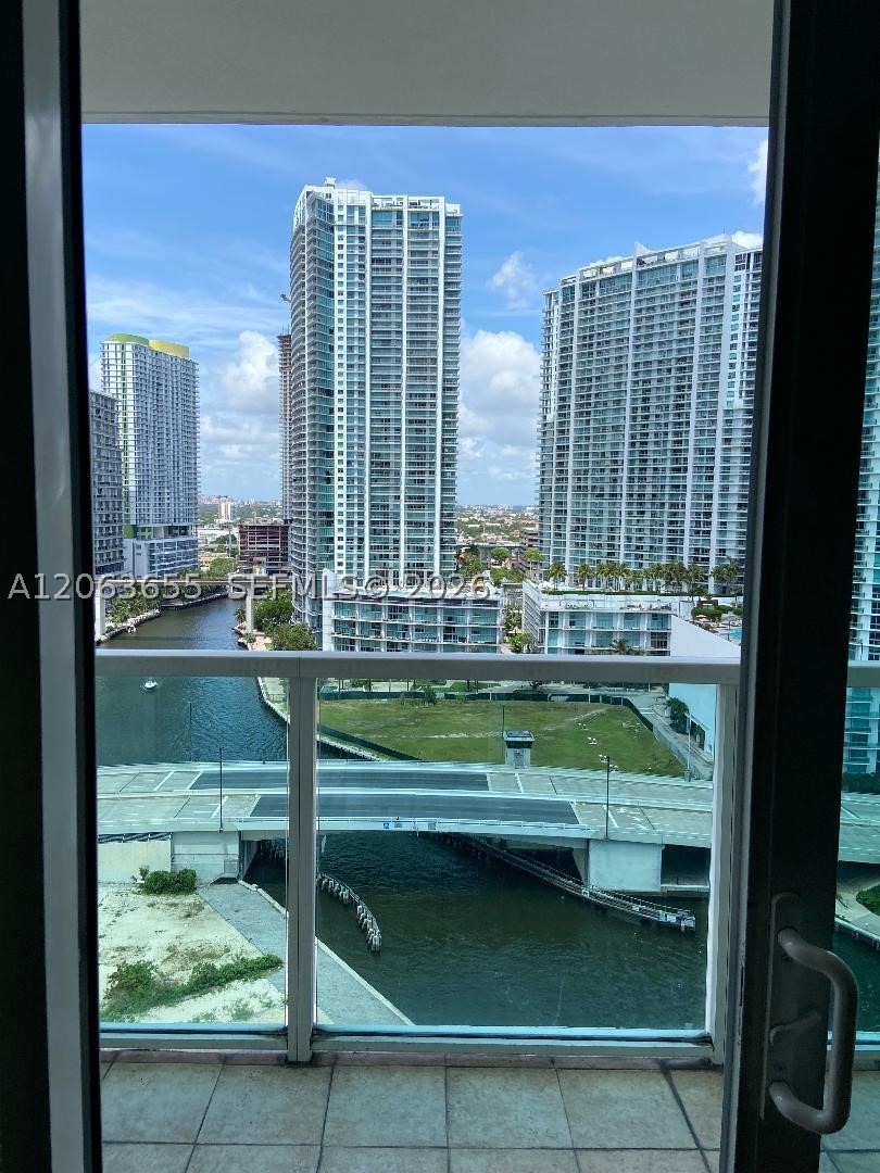 image Brickell on the River North2