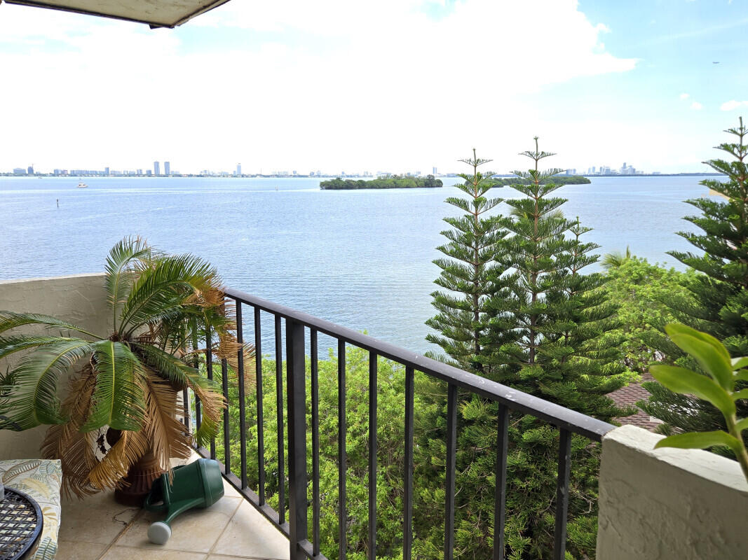 7795 NE Bayshore #502