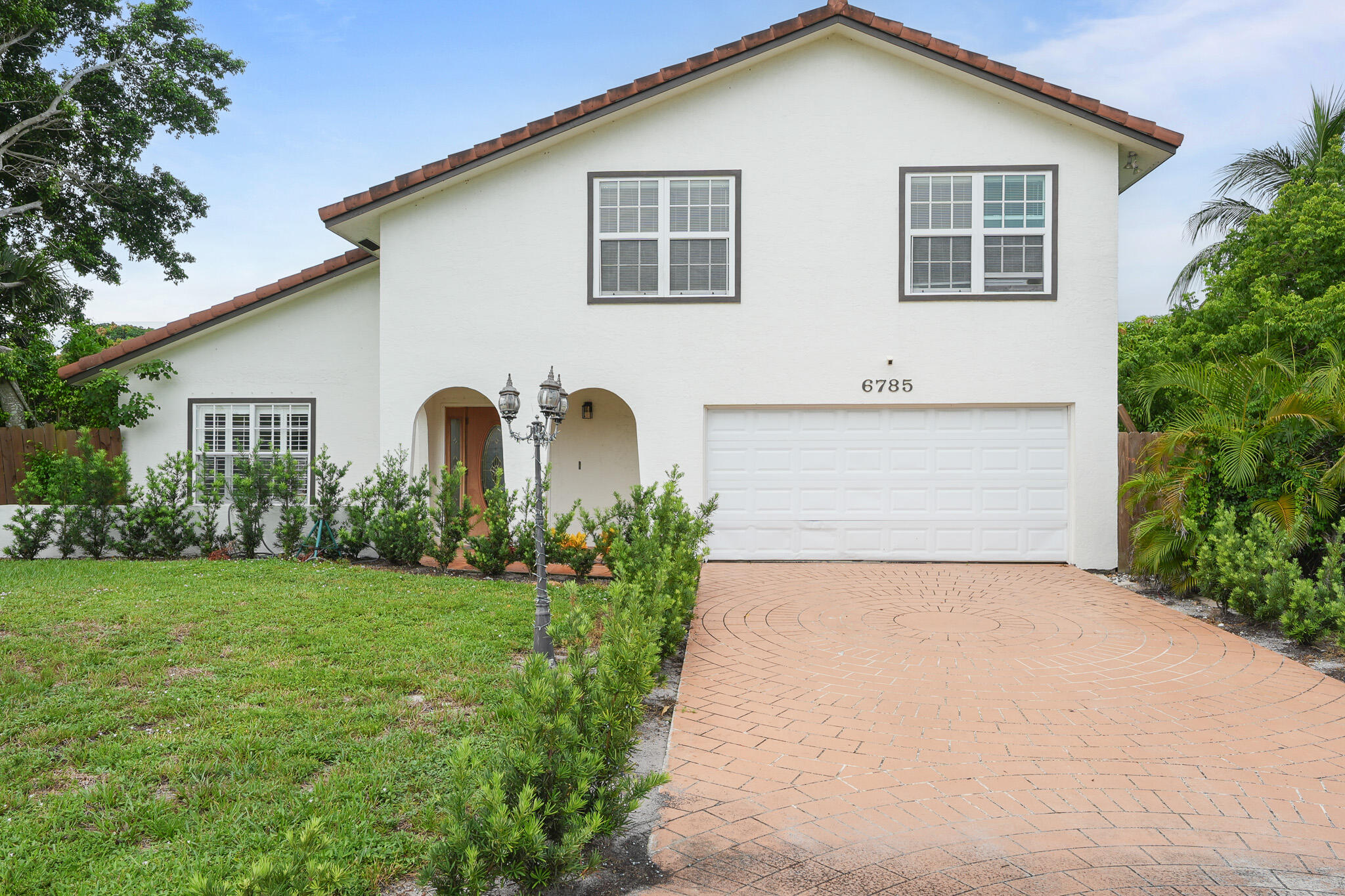 6785 Escondida Lake Clarke Shores, FL 33406