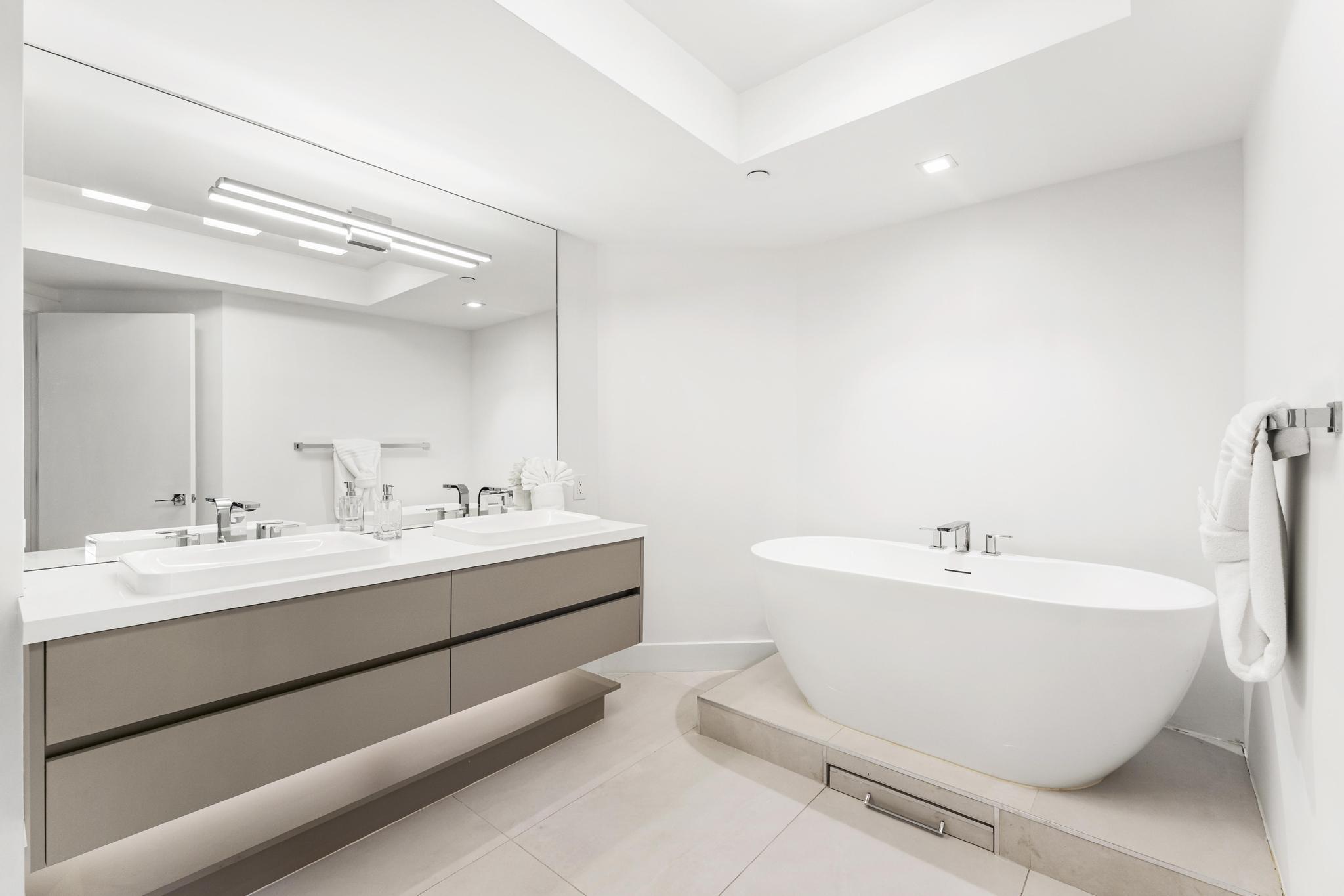 2000 Island #903 Aventura, FL 33160