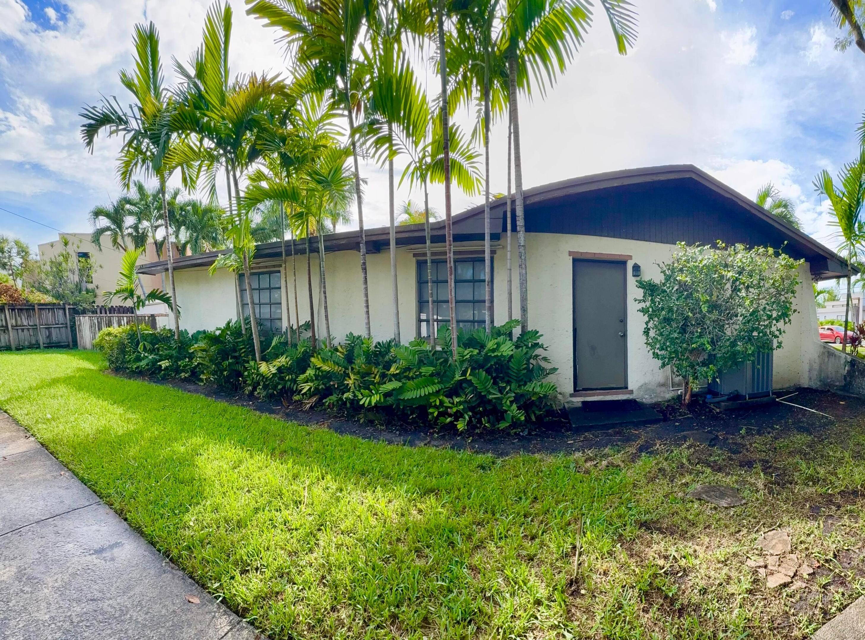 2390 NE 199th St Aventura, FL 33180