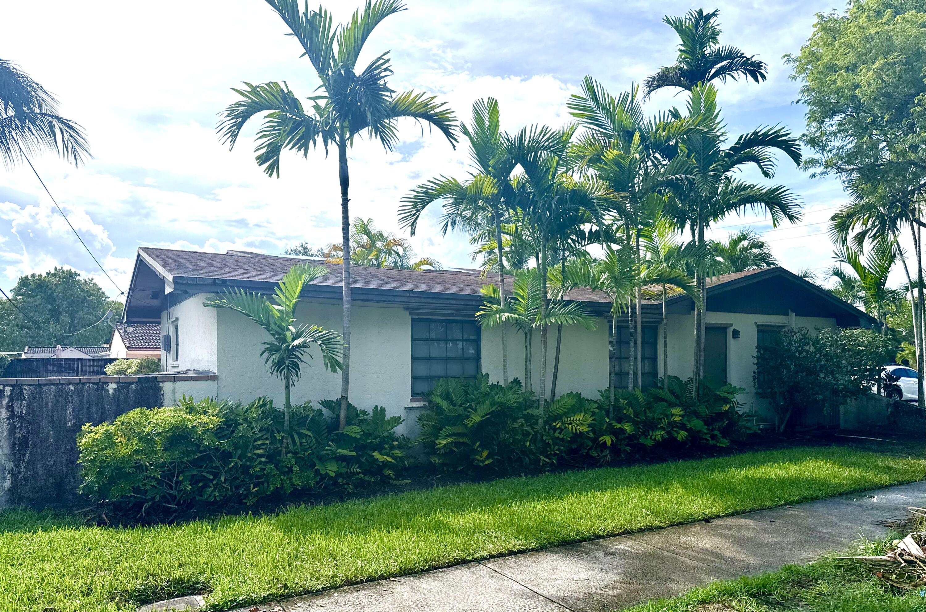 2390 NE 199th St Aventura, FL 33180
