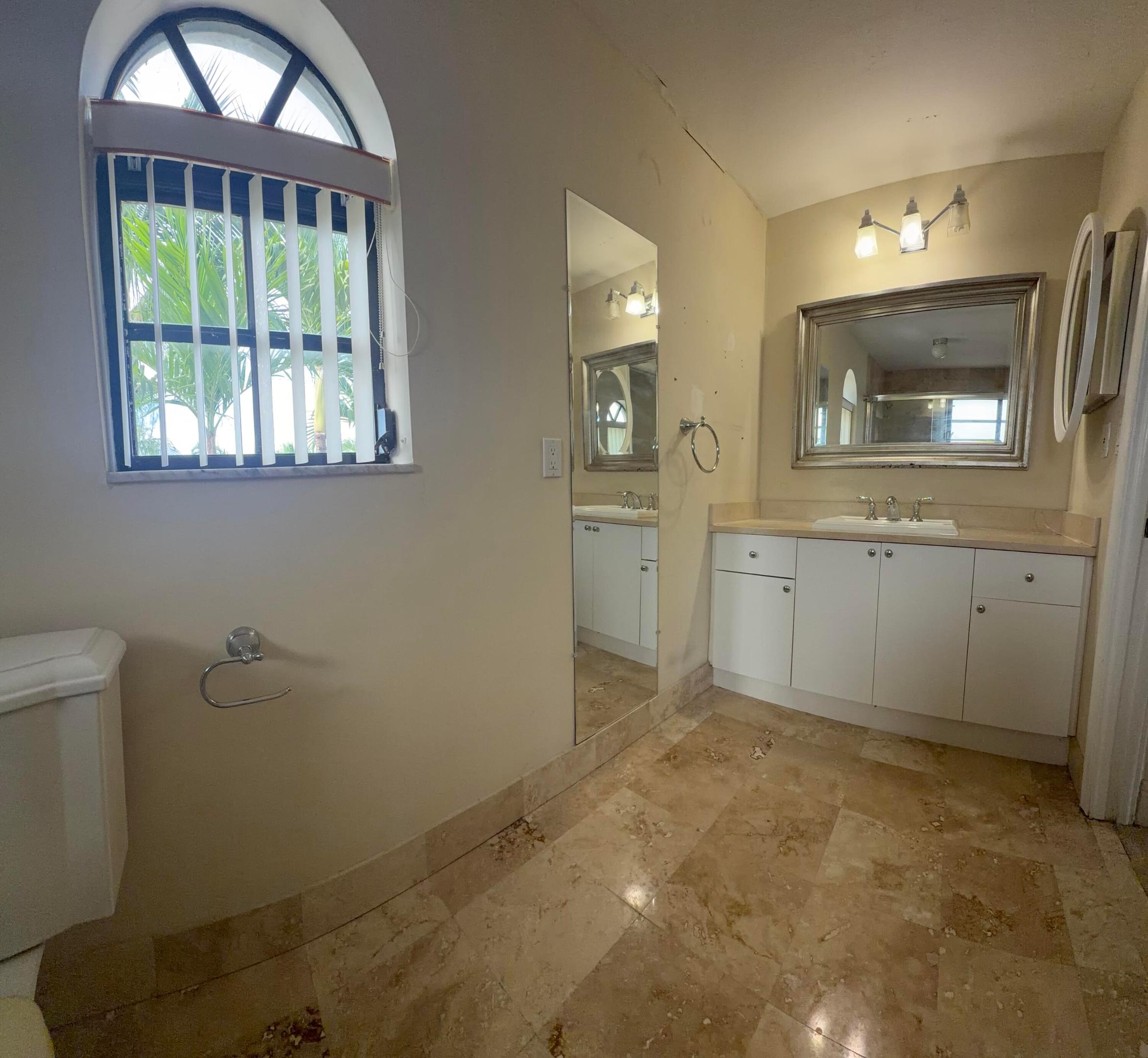 2390 NE 199th St Aventura, FL 33180