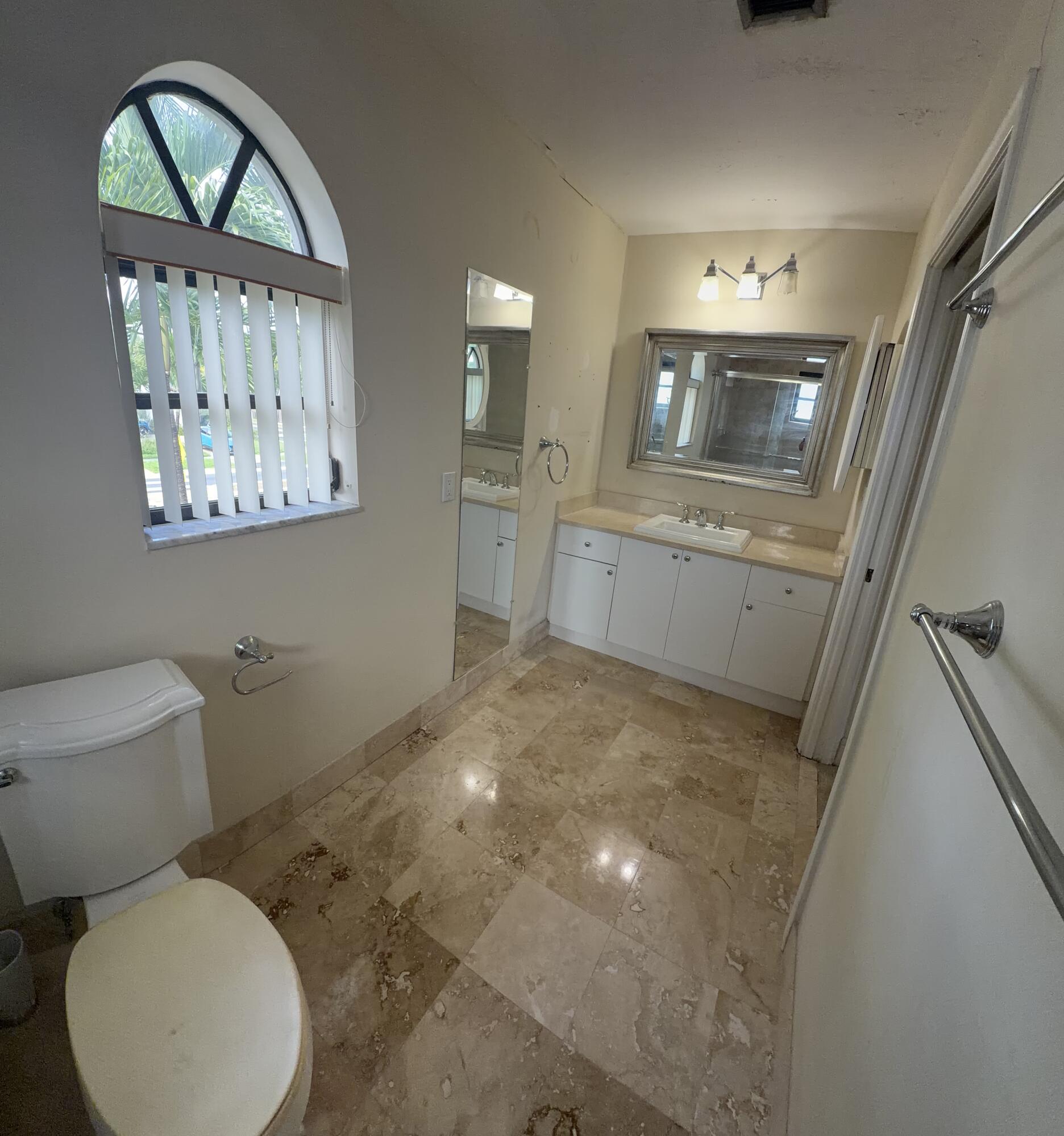 2390 NE 199th St Aventura, FL 33180