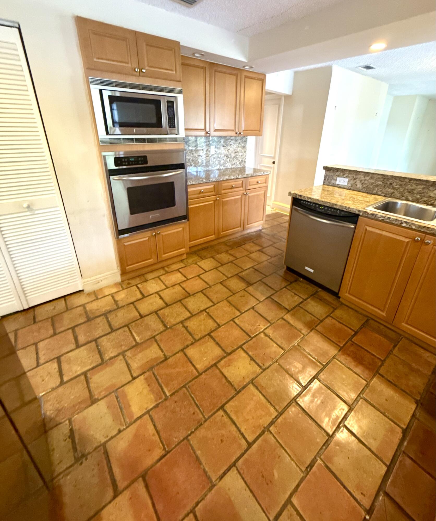 2390 NE 199th St Aventura, FL 33180
