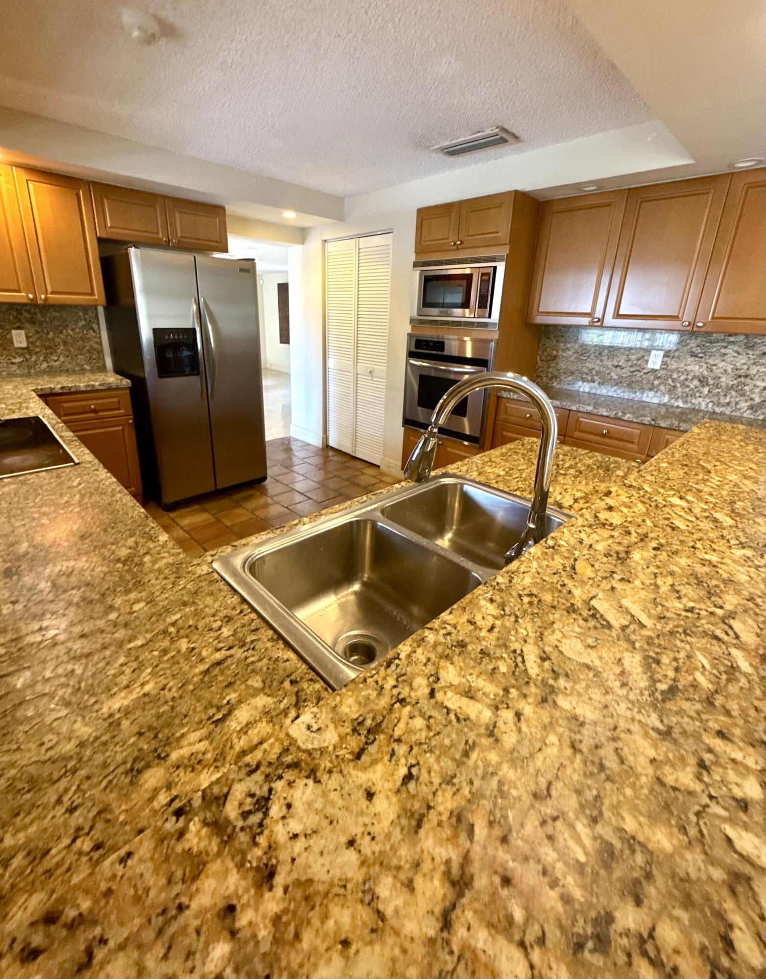 2390 NE 199th St Aventura, FL 33180