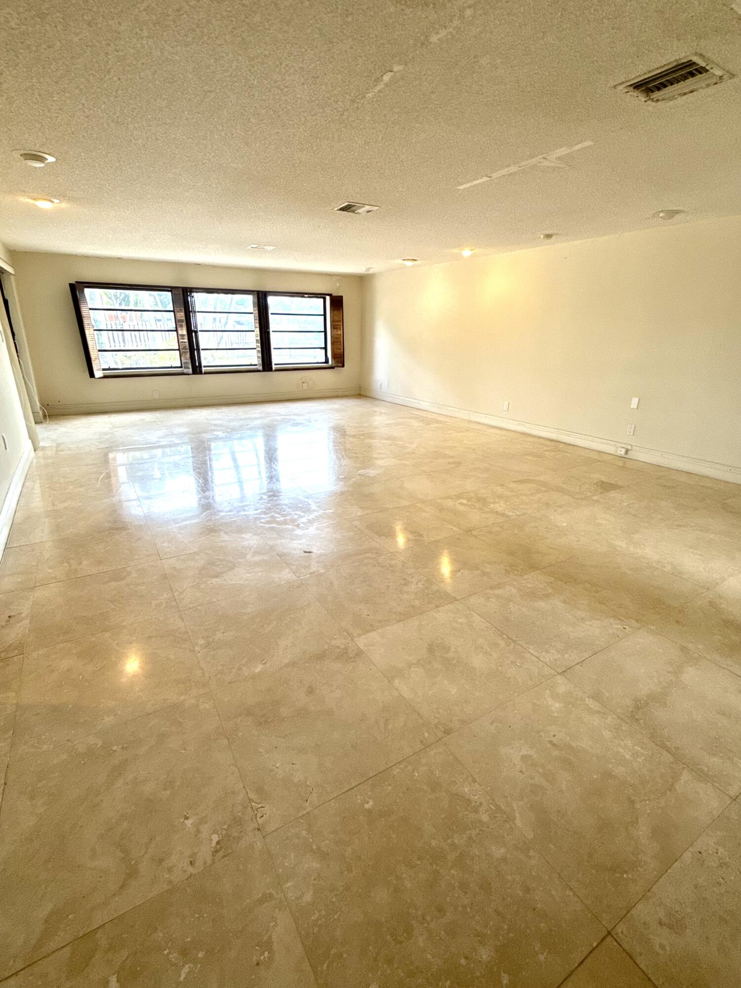 2390 NE 199th St Aventura, FL 33180