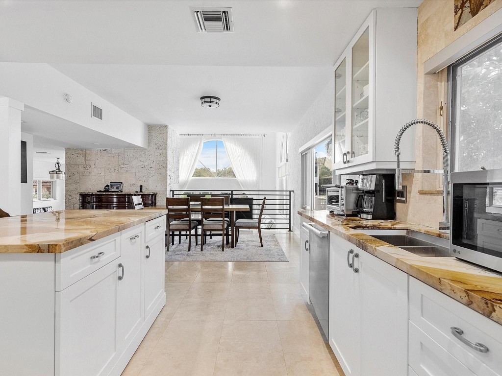 1421 Ponce De Leon Fort Lauderdale, FL 33316