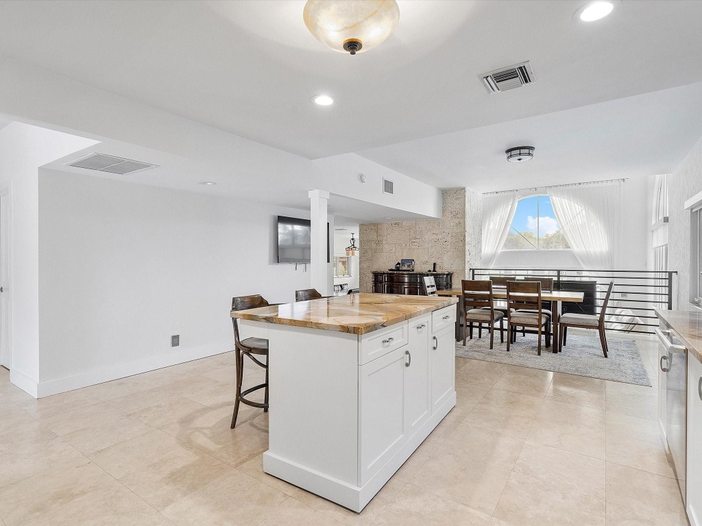 1421 Ponce De Leon Fort Lauderdale, FL 33316