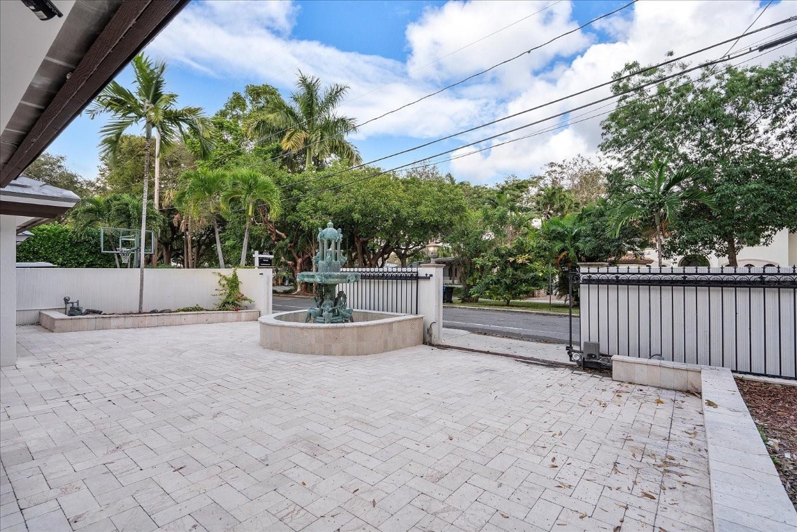 1421 Ponce De Leon Fort Lauderdale, FL 33316