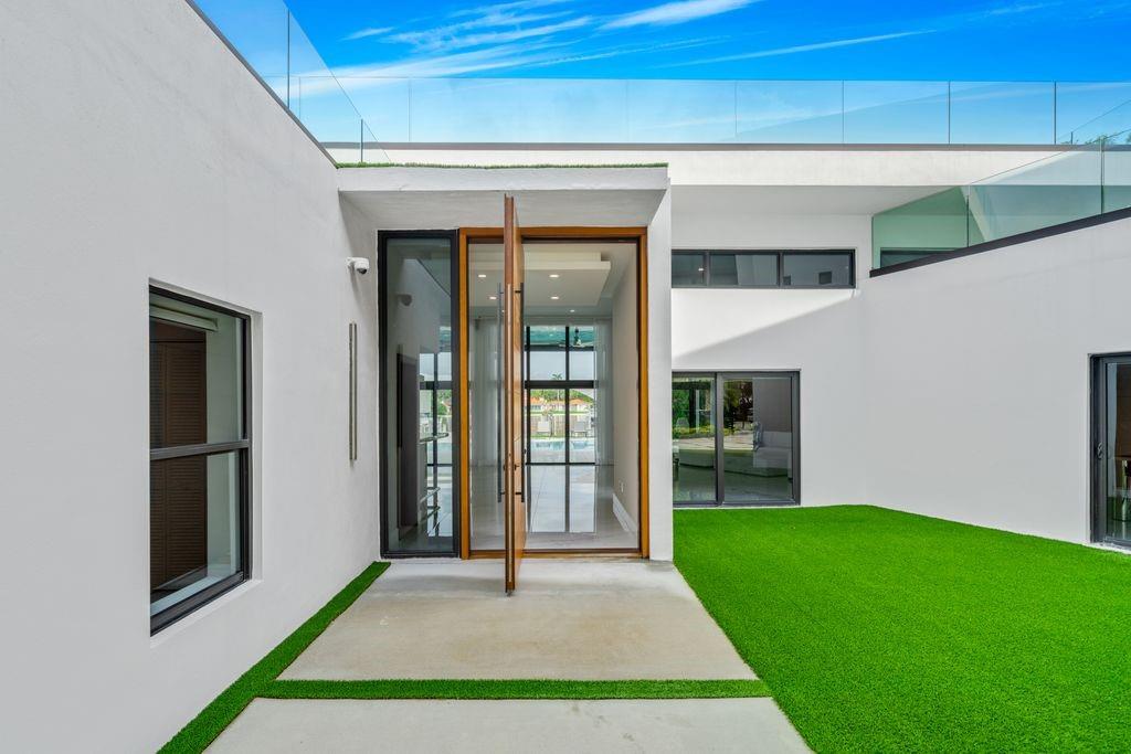 19 Gatehouse Rd Sea Ranch Lakes, FL 33308