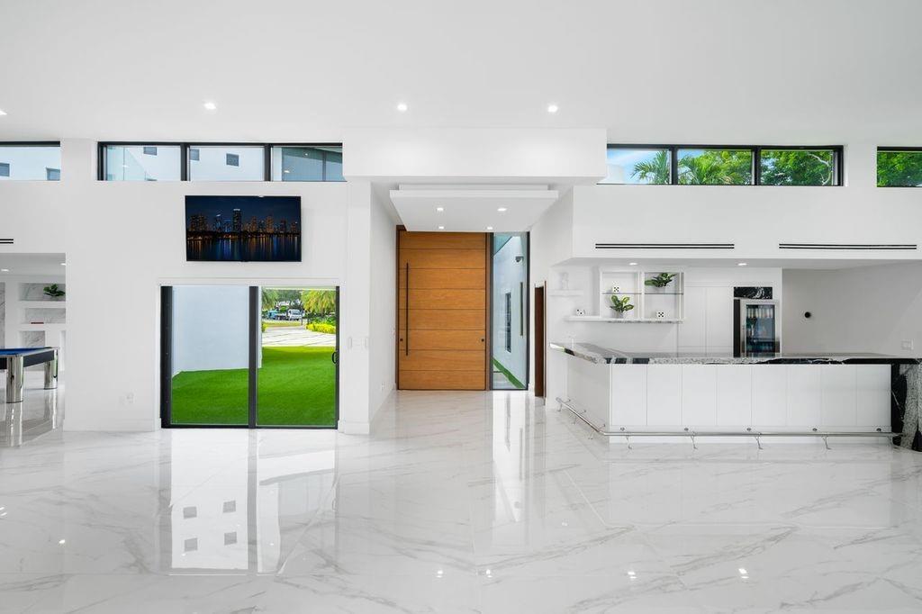 19 Gatehouse Rd Sea Ranch Lakes, FL 33308