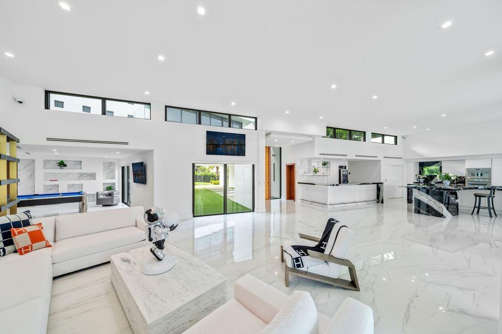 19 Gatehouse Rd Sea Ranch Lakes, FL 33308