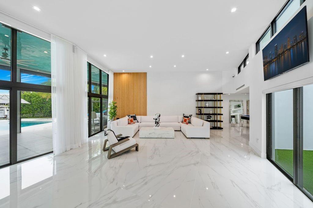 19 Gatehouse Rd Sea Ranch Lakes, FL 33308