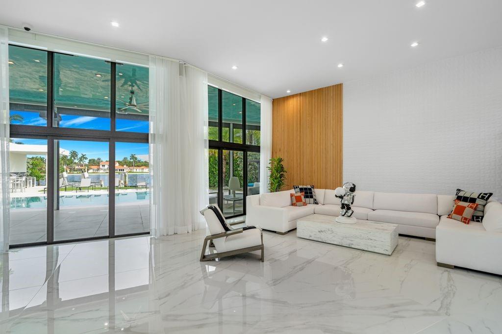 19 Gatehouse Rd Sea Ranch Lakes, FL 33308