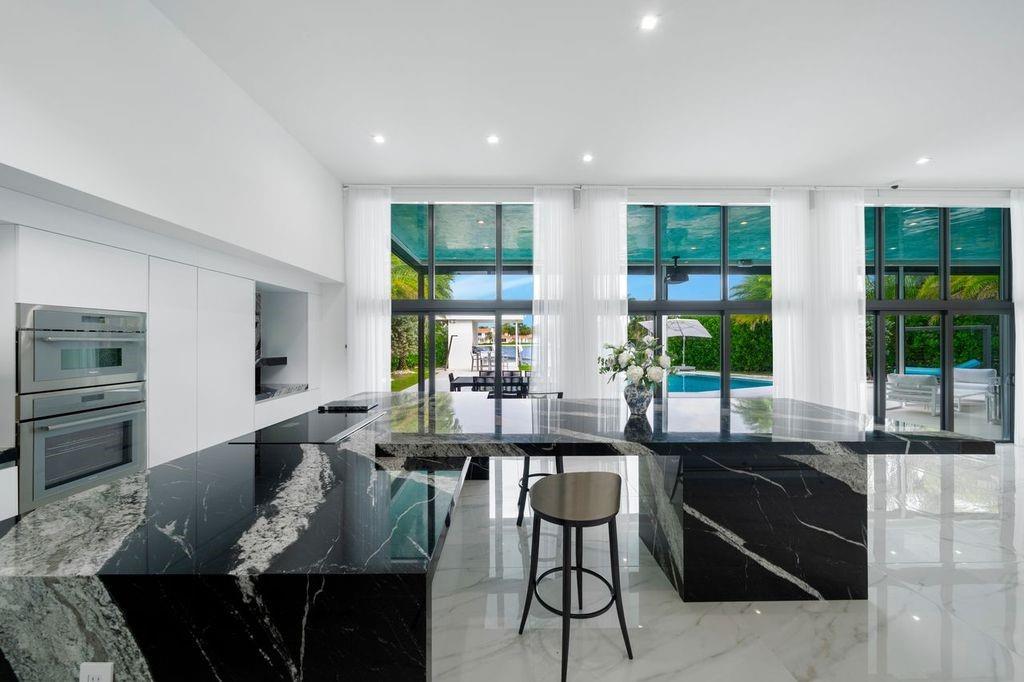 19 Gatehouse Rd Sea Ranch Lakes, FL 33308