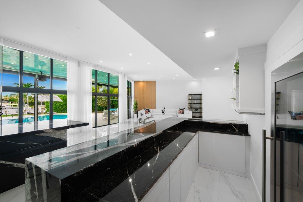 19 Gatehouse Rd Sea Ranch Lakes, FL 33308