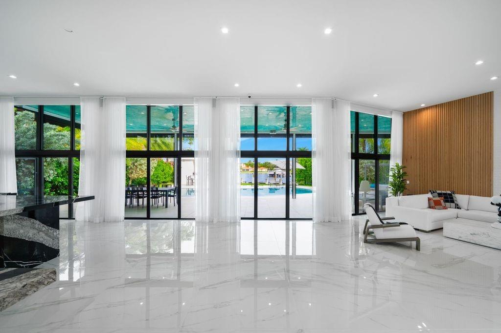 19 Gatehouse Rd Sea Ranch Lakes, FL 33308