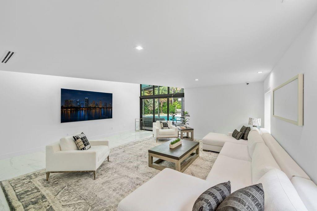 19 Gatehouse Rd Sea Ranch Lakes, FL 33308