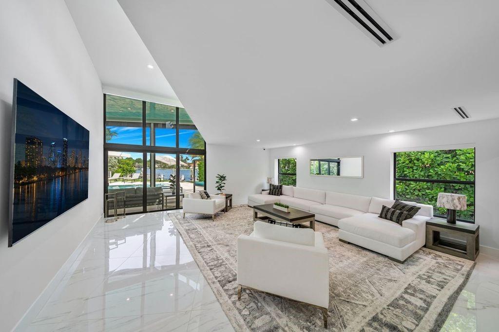 19 Gatehouse Rd Sea Ranch Lakes, FL 33308