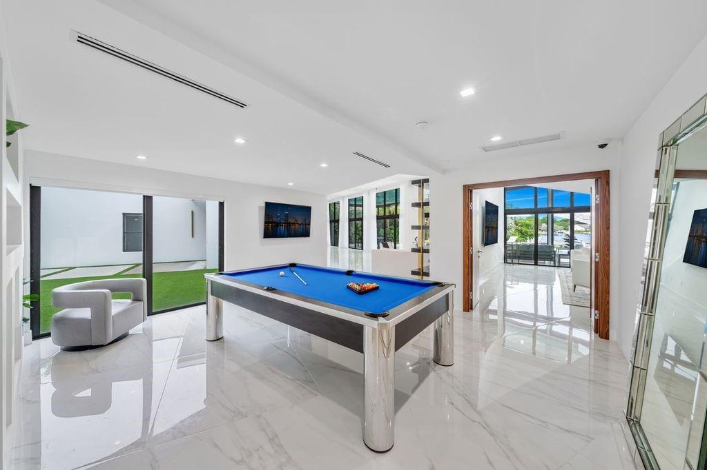 19 Gatehouse Rd Sea Ranch Lakes, FL 33308