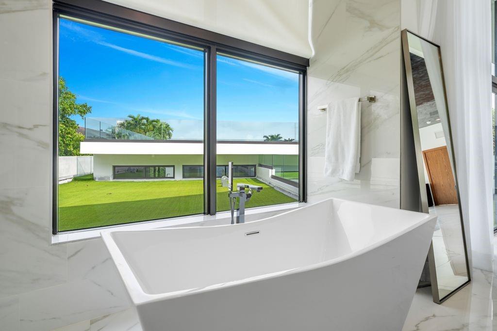 19 Gatehouse Rd Sea Ranch Lakes, FL 33308