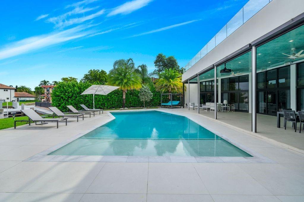 19 Gatehouse Rd Sea Ranch Lakes, FL 33308