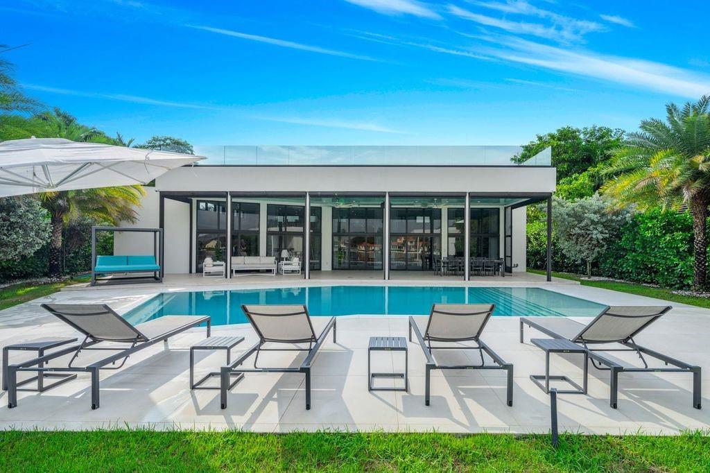 19 Gatehouse Rd Sea Ranch Lakes, FL 33308