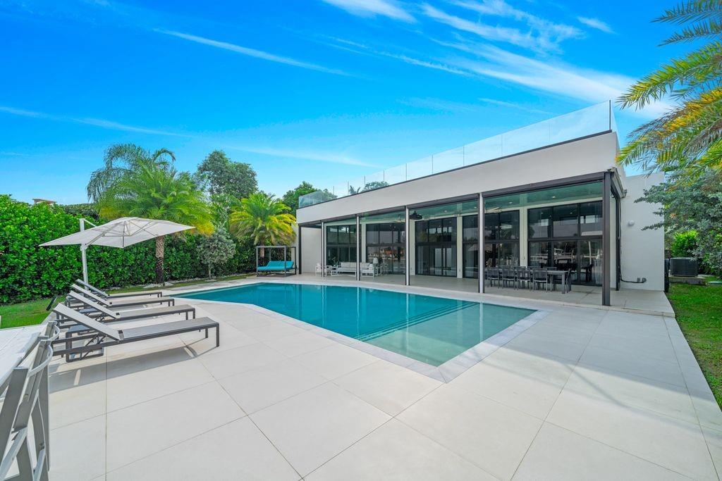 19 Gatehouse Rd Sea Ranch Lakes, FL 33308