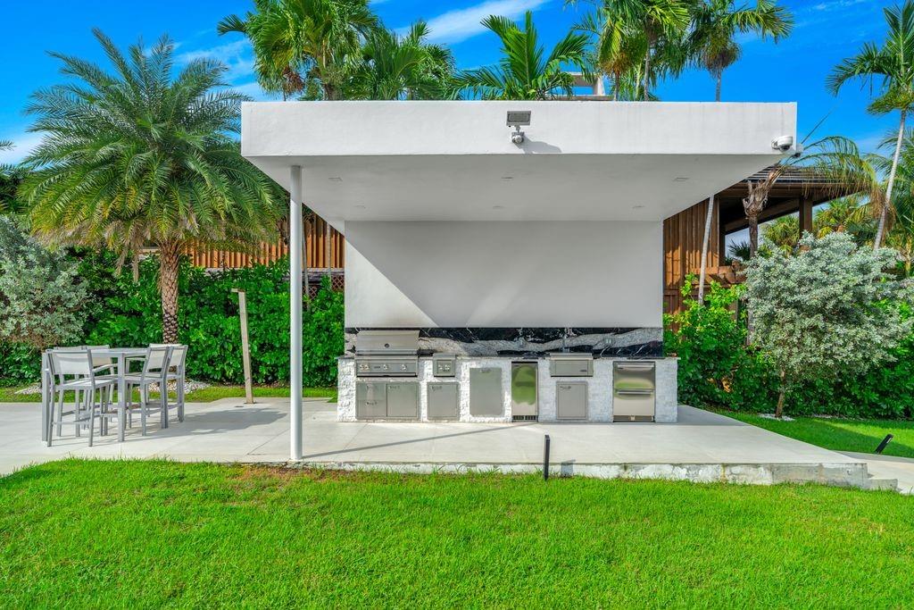 19 Gatehouse Rd Sea Ranch Lakes, FL 33308