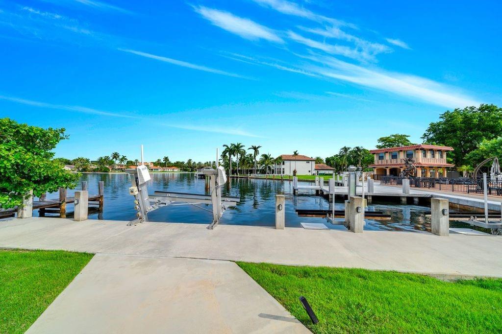 19 Gatehouse Rd Sea Ranch Lakes, FL 33308