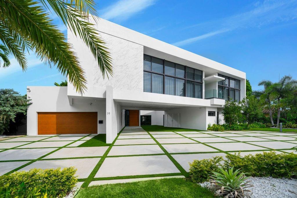 19 Gatehouse Rd Sea Ranch Lakes, FL 33308