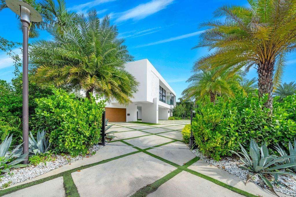 19 Gatehouse Rd Sea Ranch Lakes, FL 33308