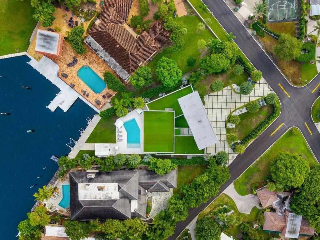 19 Gatehouse Rd Sea Ranch Lakes, FL 33308