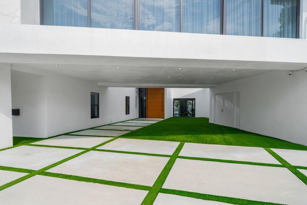 19 Gatehouse Rd Sea Ranch Lakes, FL 33308