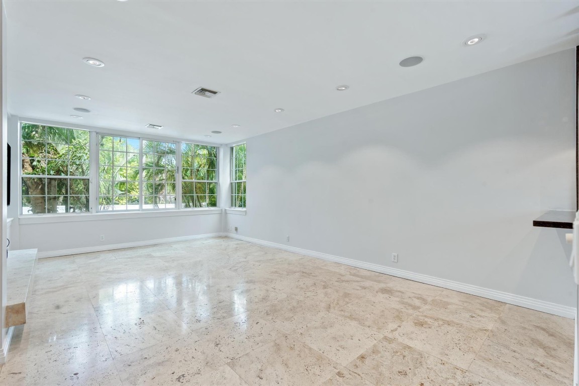 1215 Tequesta Fort Lauderdale, FL 33312