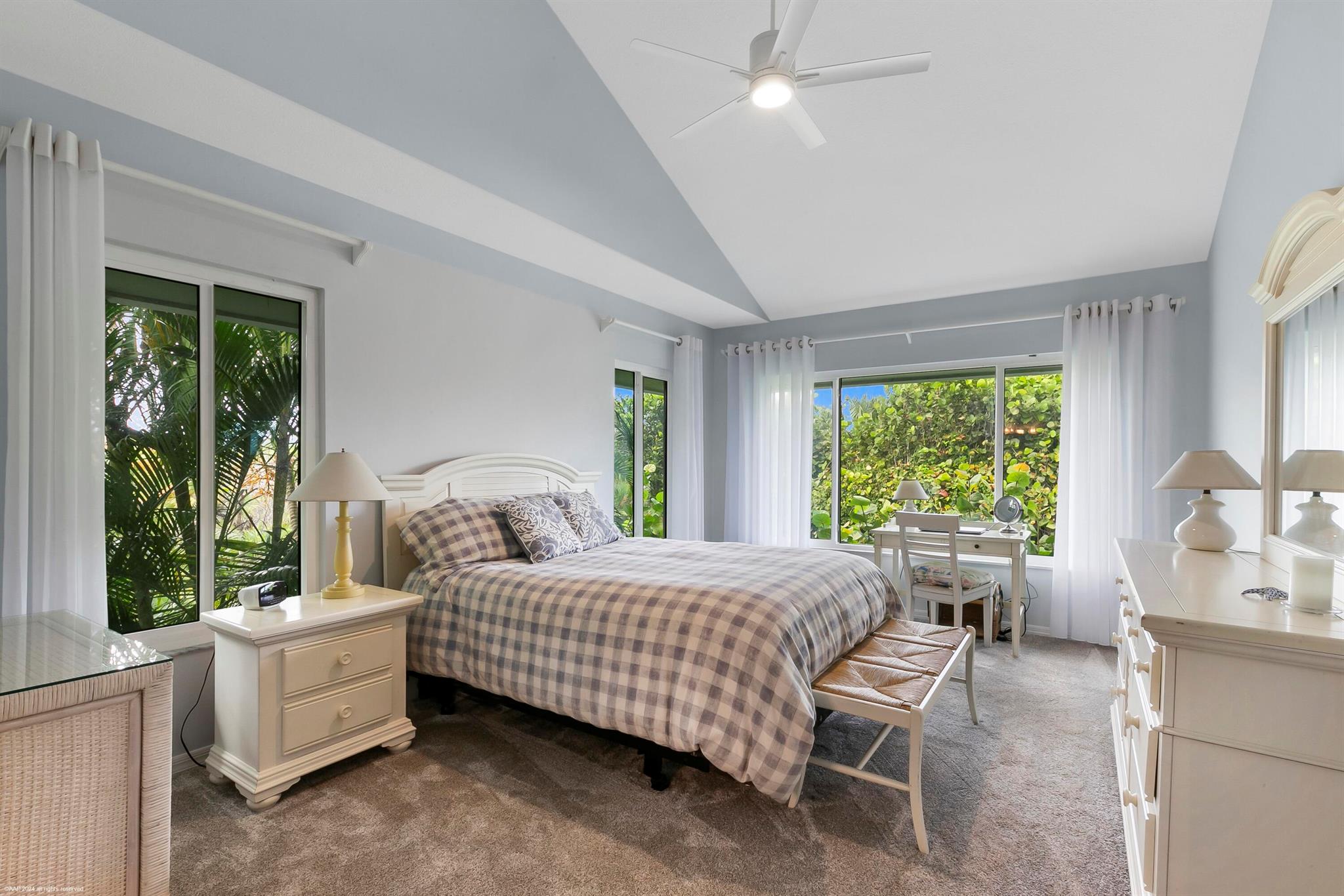 162 N Beach Rd Jupiter Island, FL 33455