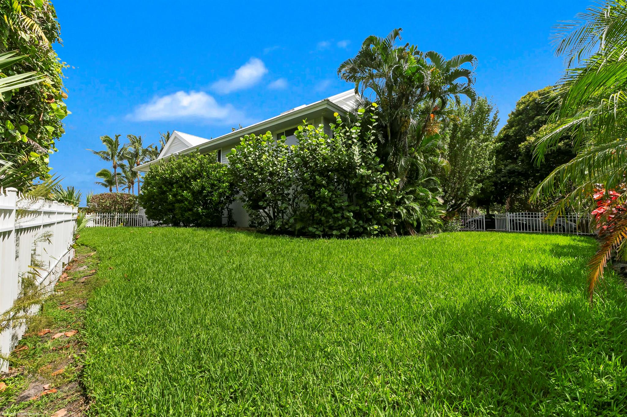 162 N Beach Rd Jupiter Island, FL 33455