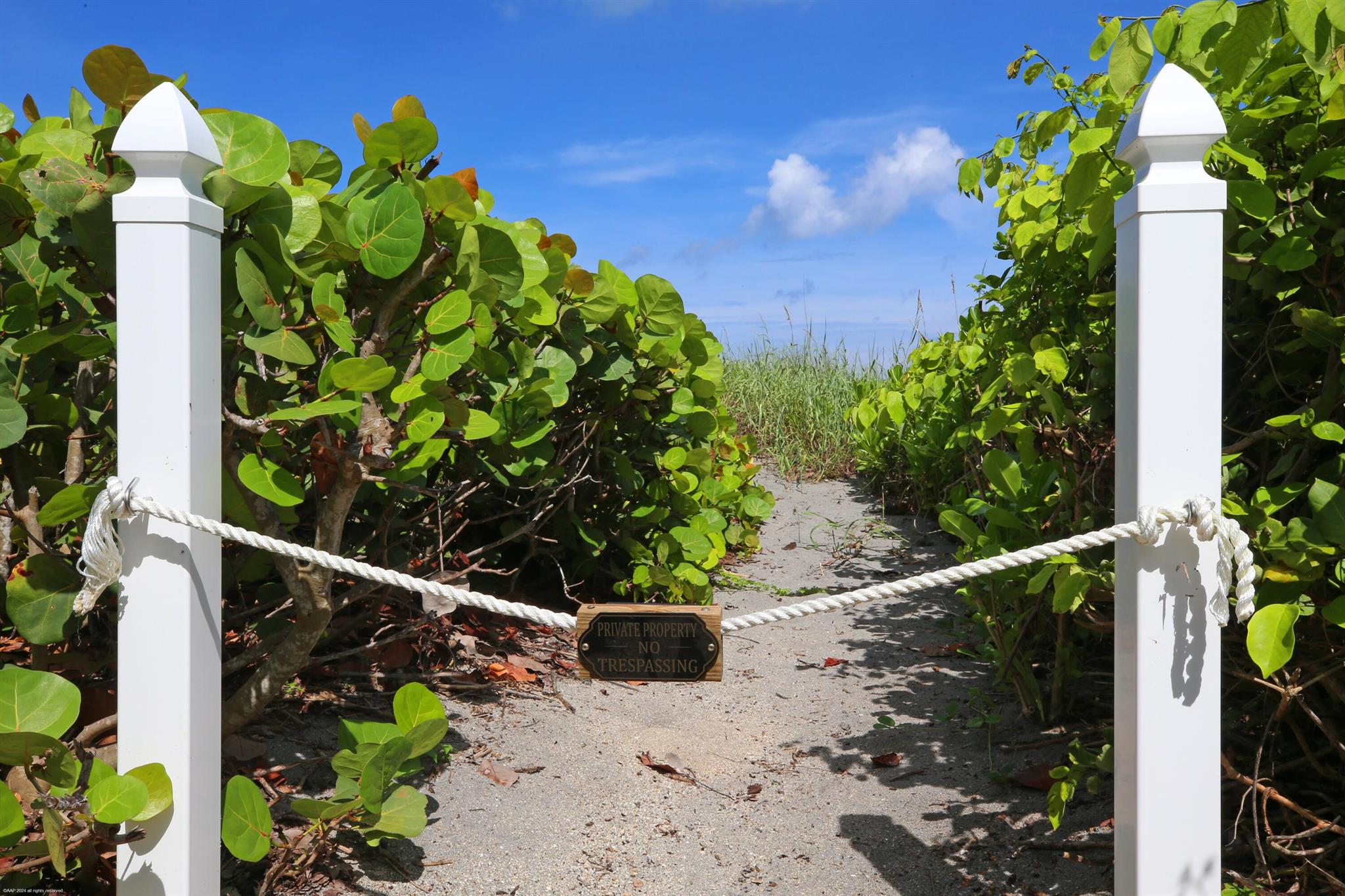 162 N Beach Rd Jupiter Island, FL 33455