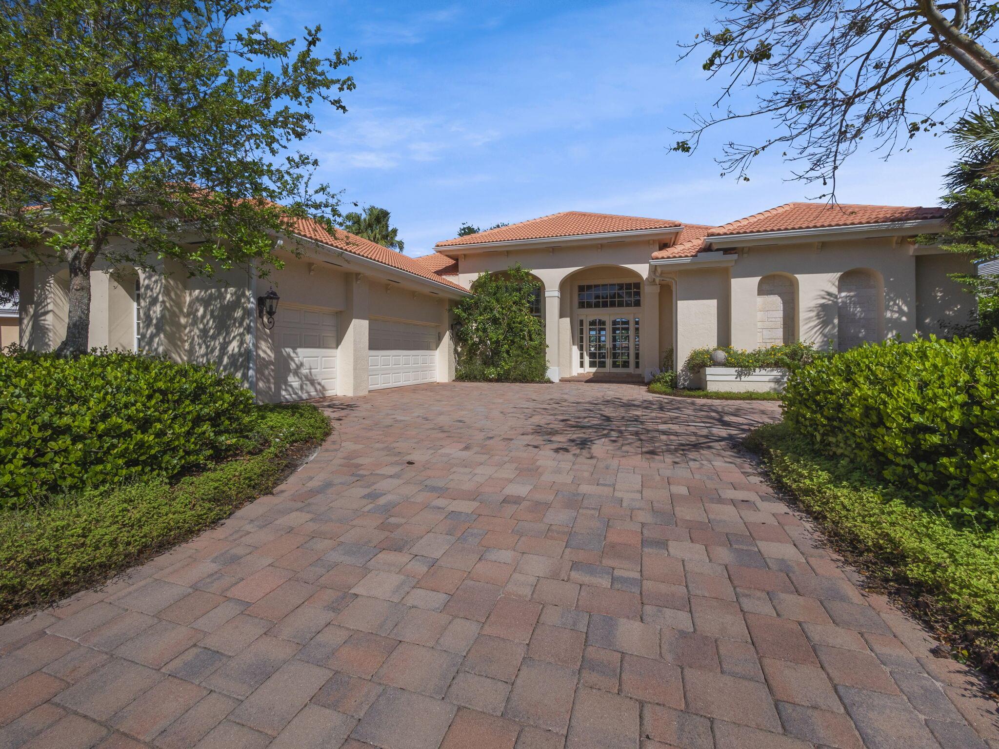 66 St James Dr