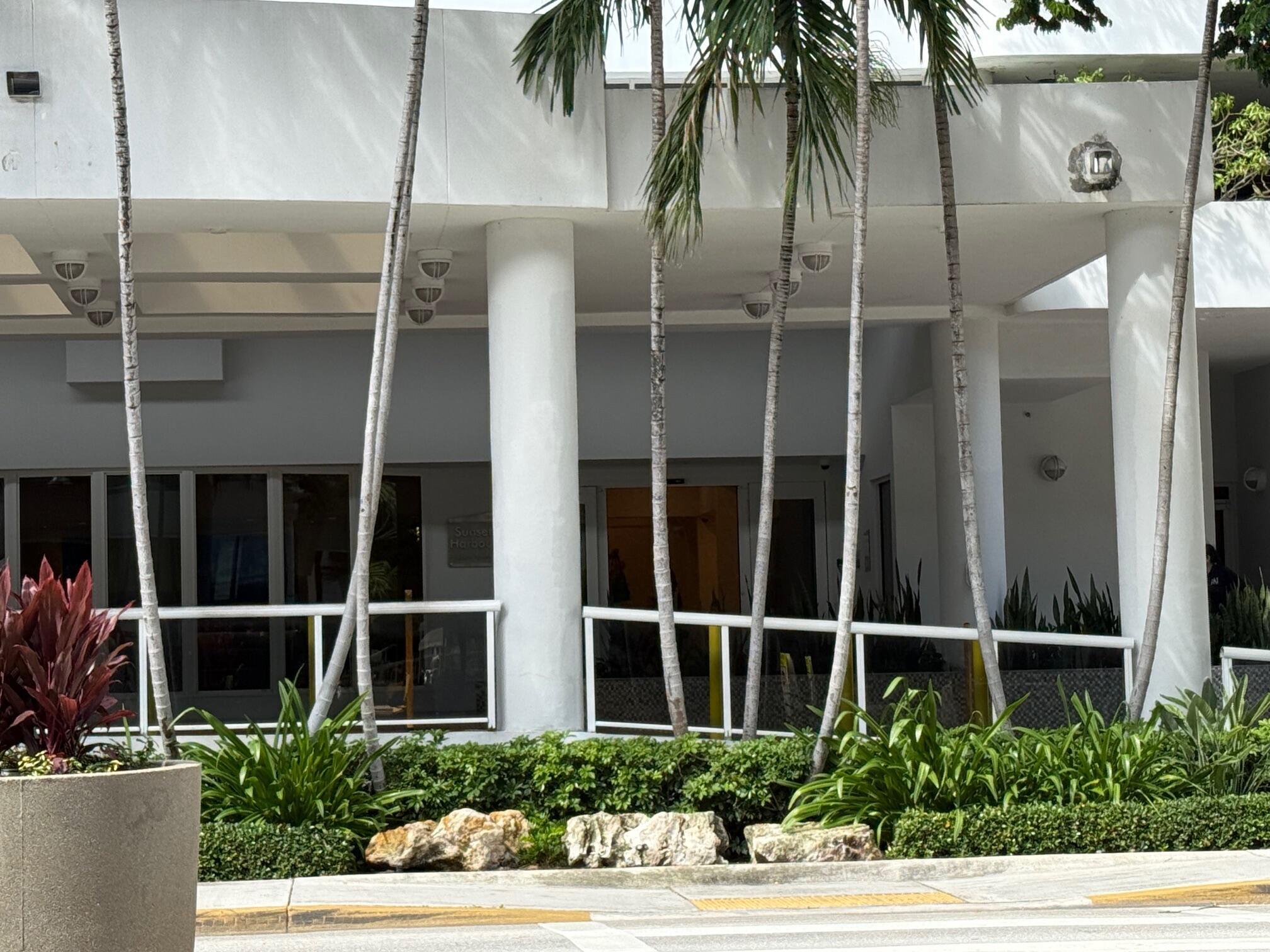 1800 Sunset Harbou Dr #6 Miami Beach, FL 33139