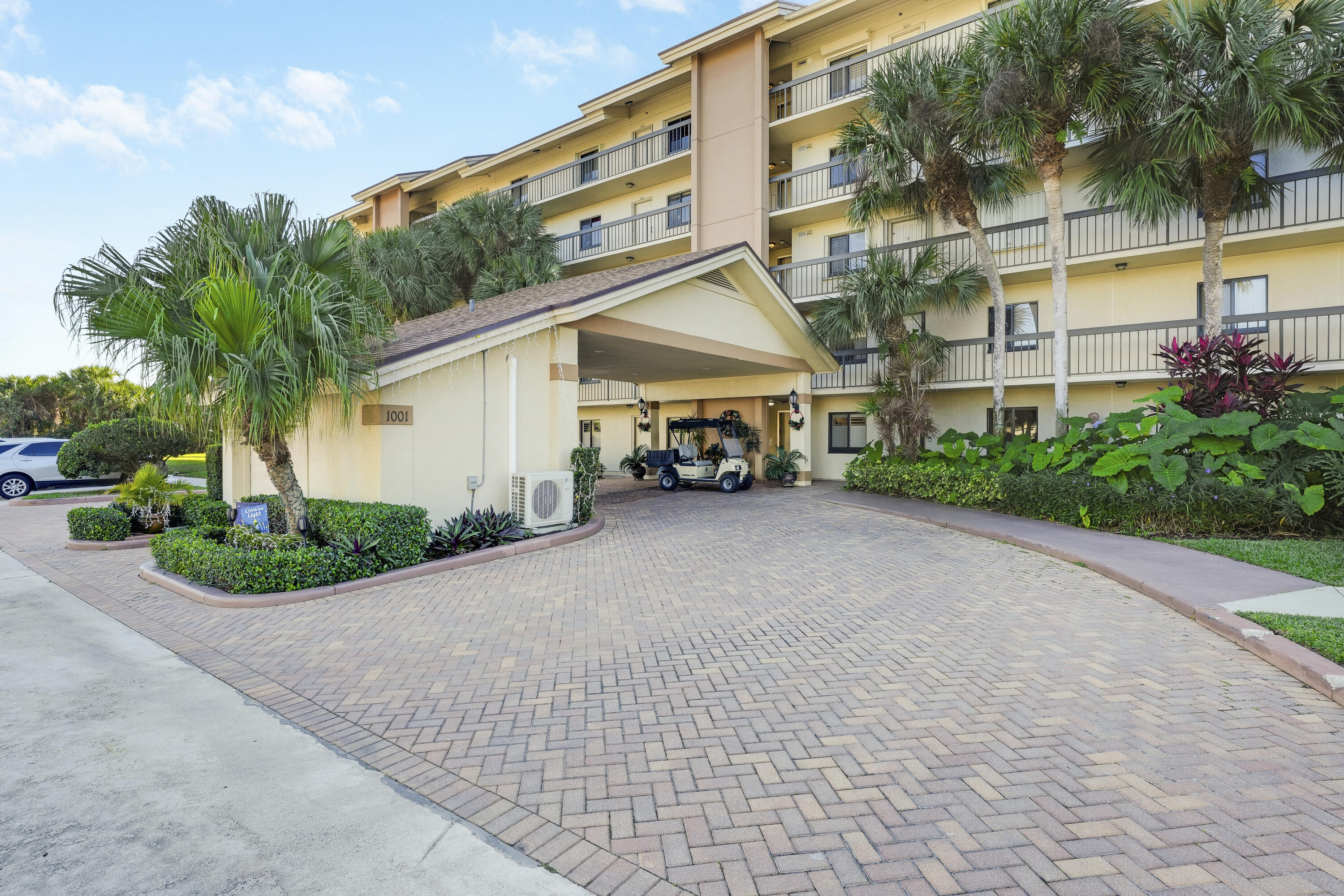 1001 Seafarer #305 Jupiter, FL 33477