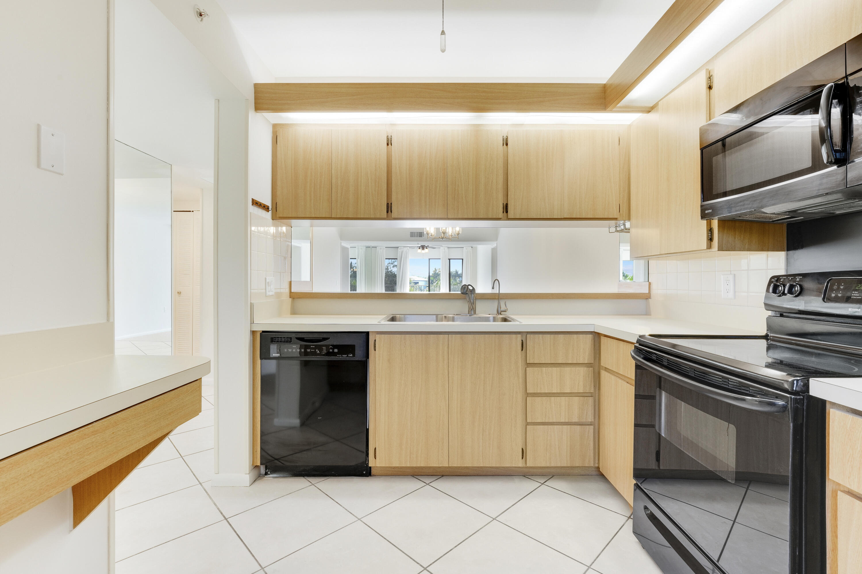 1001 Seafarer #305 Jupiter, FL 33477