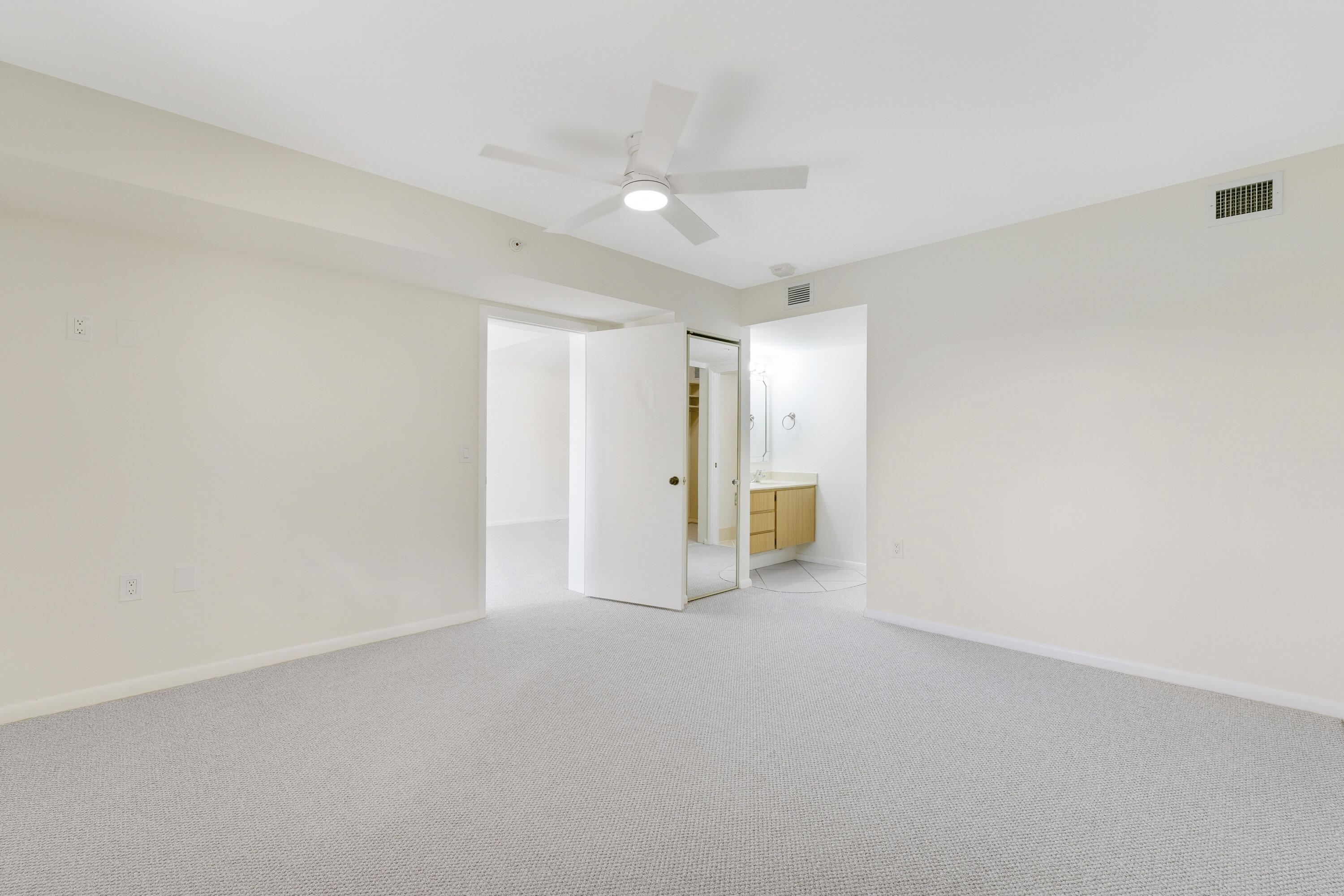 1001 Seafarer #305 Jupiter, FL 33477